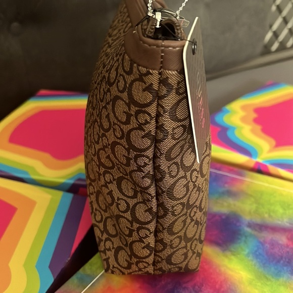 Guess Los Angeles Rodney
Cosmetic Travel Bag - Picture 2 of 3